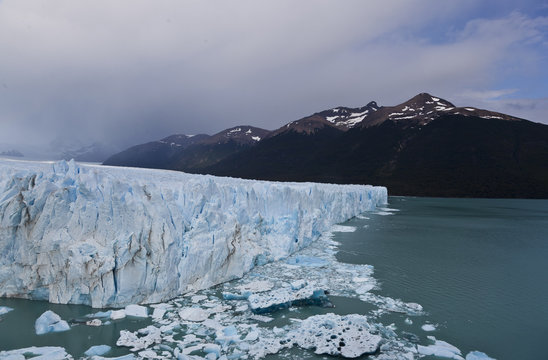 Gletscher mit Eisschollen in Argentinien