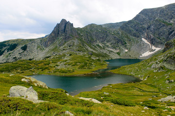 Fototapeta na wymiar Amazing green environment and clean blue lake water in a mountain