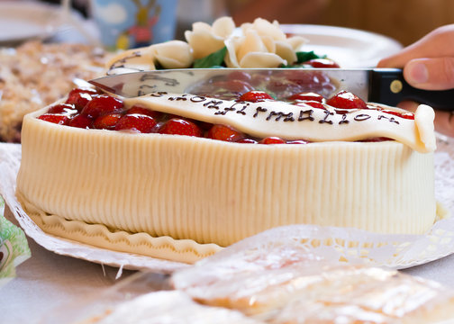 Anschneiden einer Konfirmations Torte aus Marzipan