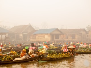 Schwimmender exotischer Markt in Asien