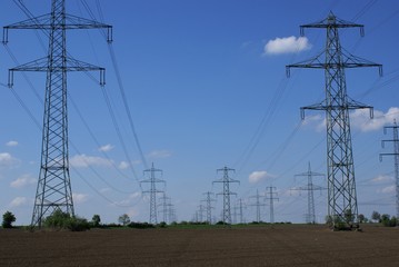 Hochspannungsmasten im Frühling