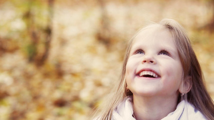 Fototapeta premium Smiling girl in a spring day for a walk