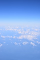 Über den Wolken muss die Freiheit wohl grenzenlos sein - Blick aus dem Flugzeug (Hochformat)