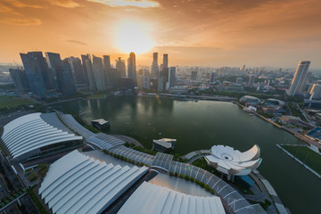 Fototapeta na wymiar Singapur, Marina , die Sonne geht unter, im Hintergrund Hochhäuser