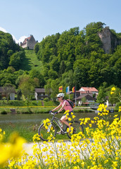 Radfahrerin auf dem Altmühltalradweg bei Riedenburg