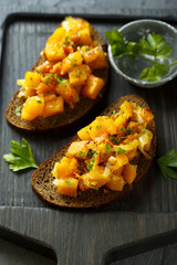 Fried pumpkin toasta with leek and dark bread