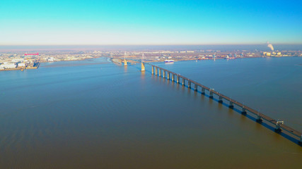 Fototapeta na wymiar Vue aérienne du pont de Saint-Nazaire