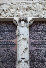 Obraz premium statue In front of Notre Dame Cathedral