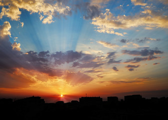 Naklejka premium Bright sunset over an evening city