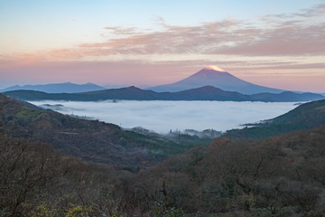 Fototapeta premium Mt.fuji and sea of mist above lake ashi at Hakone in autumn early morning