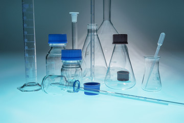 Leere Laborgläser auf blauem Tisch