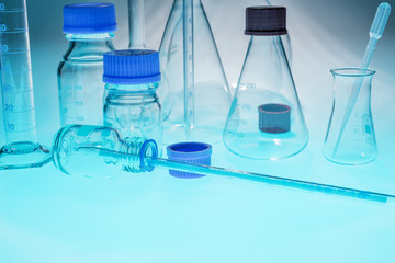 Leere Laborgläser auf blauem Tisch
