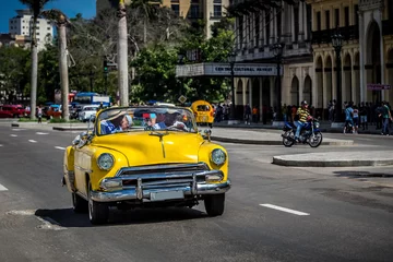 Foto op Plexiglas HDR - Amerikaanse gele converteerbare oldtimers rijden op de hoofdstraat in Havana Cuba met toeristen - Series Cuba Reportage © mabofoto@icloud.com
