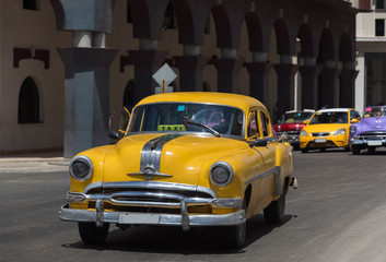 Amerikanischer gelber Oldtimer auf der Hauptstrasse in Havanna Kuba - Serie Kuba Reportage