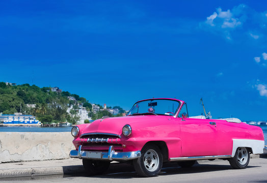 Pinker amerikanischer Cabriolet Oldtimer auf dem Malecon in Havanna Kuba - Serie Kuba Reportage