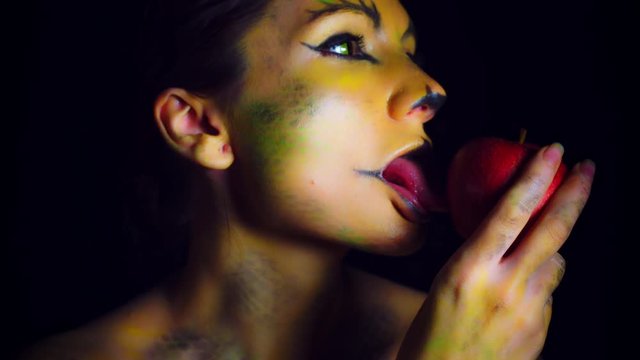 4K Horror Serpent Makeup Woman Leaking Apple