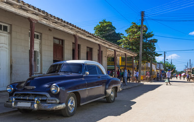 Schwarzer Oldtimer mit weißem Dach parkt in Matanzas vor einem Haus in Kuba - Serie Kuba Reportage