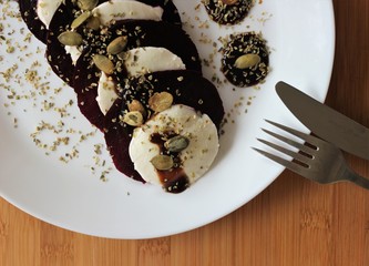 beetroot, mozarella, beetroot with mozarella, meal, lunch, starter, healty, healty food, food, vegetable with mozarella, pampkinseed