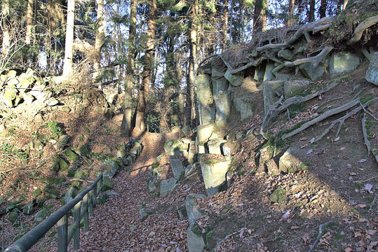 Wanderweg durch den Basaltkrater Blauer Stein nahe Niederirsen, Gemeinde Weyerbusch