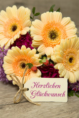 Blumen und Karte: Herzlichen Glückwunsch