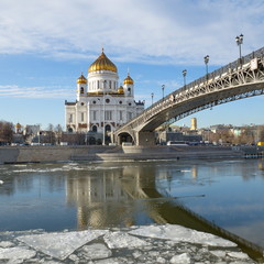 Fototapeta na wymiar The Cathedral of Christ the Savior and Patriarchal bridge a Sunny winter day, Moscow, Russia