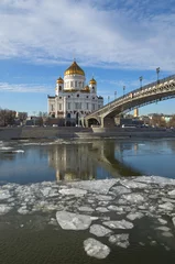 Deurstickers The Cathedral of Christ the Savior and Patriarchal bridge a Sunny winter day, Moscow, Russia © koromelena