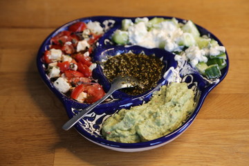 Mezze Teller angerichtet in Mezze Schale