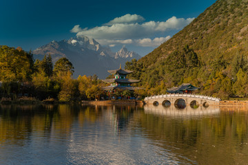 Fototapeta na wymiar China, temple with lake and bridge
