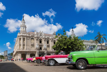 Aufgereihte amerikanische farbenfrohe Cabriolet Oldtimer vor dem Gran Teatro in Havanna Kuba - Serie Kuba Reportage - 137593143