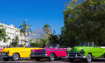 Aufgereihte amerikanische farbenfrohe Cabriolet Oldtimer vor dem Gran Teatro in Havanna Kuba - Serie Kuba Reportage