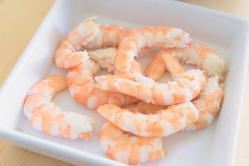 Gesch&auml;lte Riesengarnelen in einem wei&szlig;en Gef&auml;&szlig;