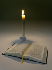 bible &eacute;clair&eacute;e par une bougie