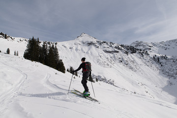 Fototapeta na wymiar man ski touring