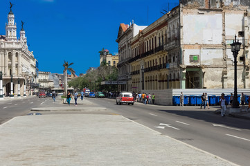 Obraz na płótnie Canvas Amerikanische Oldtimer fahren auf der Hauptstraße in Havanna Kuba - Serie Kuba Reportage