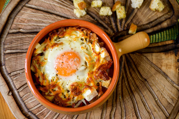 eggs baked with vegetables and crackers