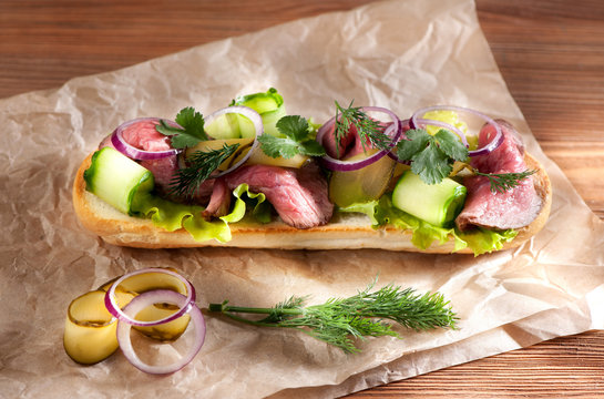 Roast beef sandwich with lettuce and vegetables