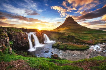 Photo sur Plexiglas Kirkjufell Le coucher de soleil pittoresque sur les paysages et les cascades. Kirkjufel