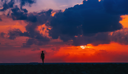 Fototapeta premium Woman's silhouette at beautiful tropical sea sunset