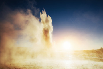 geysers in Iceland. Fantastic kolory.Turysty watch the beauty of