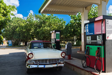 Amerikanischer Oldtimer an der Tankstelle in Santa Clara Kuba - Serie Kuba Reportage