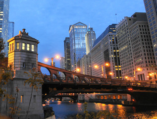 Fototapeta na wymiar Chicago bridge at night