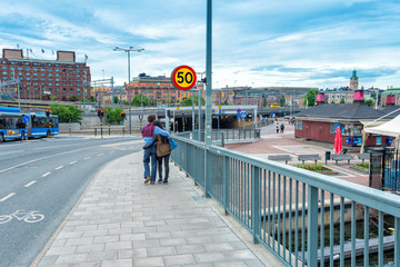 Naklejka premium Couple of tourists taking a walk in a city street sidewalk