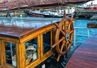 Fototapeta na wymiar Steering wheel of the ship