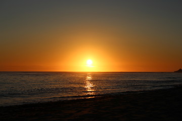 Un couché de soleil sur l'eau