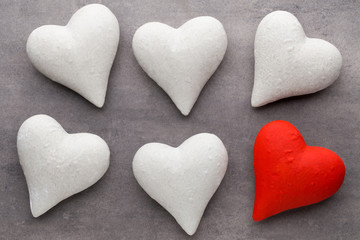 Obraz premium Red hearts the gray background. Valentine Day background.