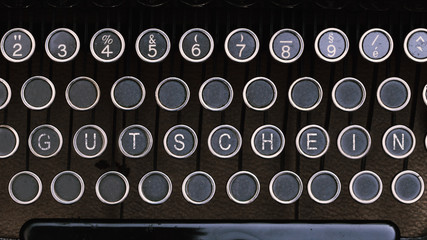 Gutschein, Wort in Tastatur auf alter Schreibmaschine