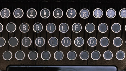 Brieffreund, Wort in Tastatur auf alter Schreibmaschine