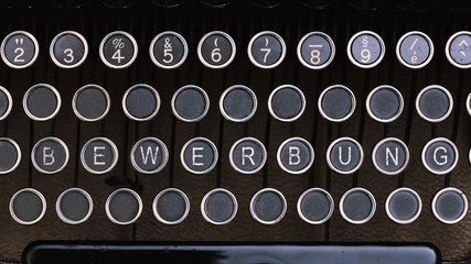 Bewerbung Wort in Tastatur auf alter Schreibmaschine