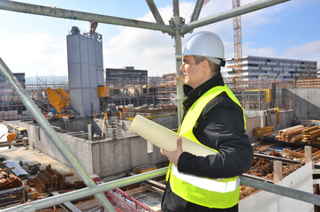 Bauleiter auf der Baustelle