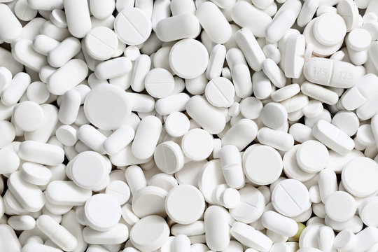A lot of white medicine pills © Pavel Kubarkov